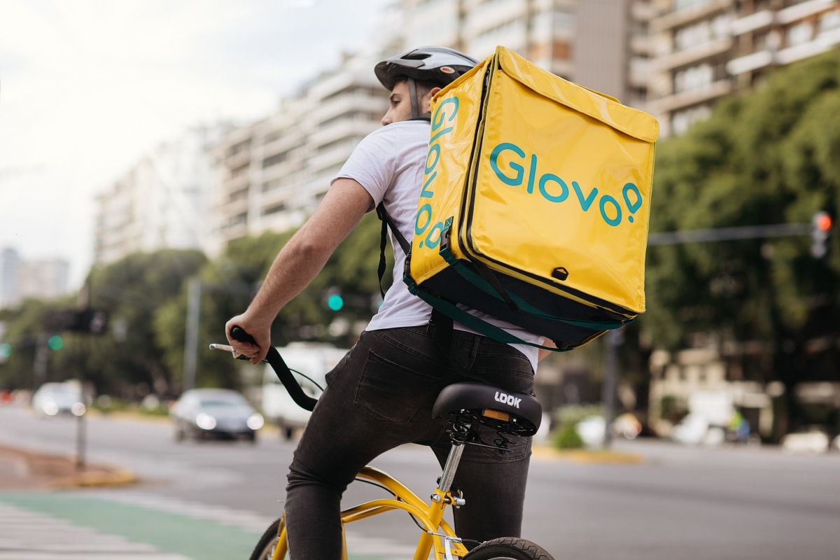 Cât câștigă un curier Glovo